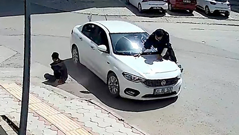 Otomobile çarpıp takla attılar: Motosiklet kazası kamerada - Resim : 4