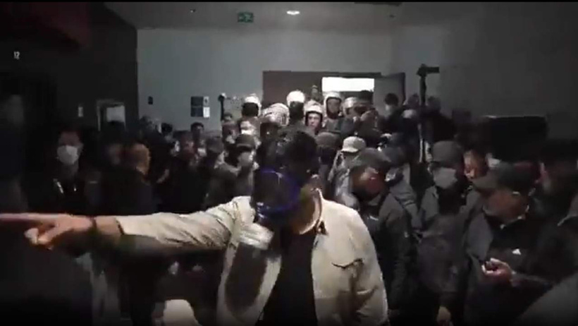 CHP Genel Başkanlığı makamının nasıl boşaltıldığı kayda geçti! Polisler koridora sığmamış - Resim : 5