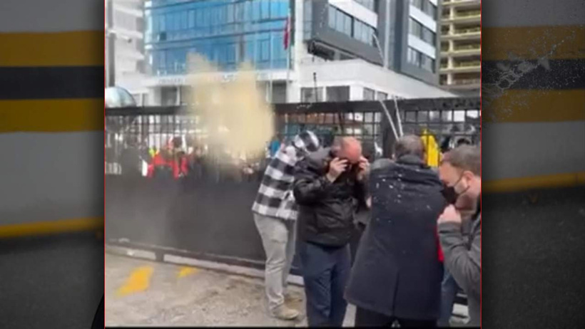 Elinde bir hortumla partisini savundu: Polisin sert müdahalesinden Deniz Yavuzyılmaz da payını aldı - Resim : 2