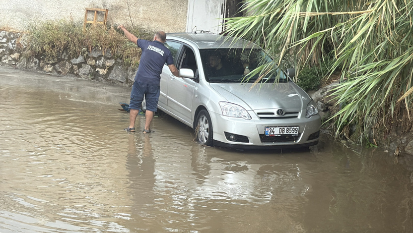 Bayram havası kısa sürdü: Peş peşe uyarıların ardından cadde ve sokaklar göle döndü - Resim : 4