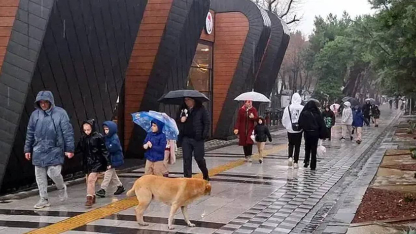 Bayram havası kısa sürdü: Peş peşe uyarıların ardından cadde ve sokaklar göle döndü - Resim : 8