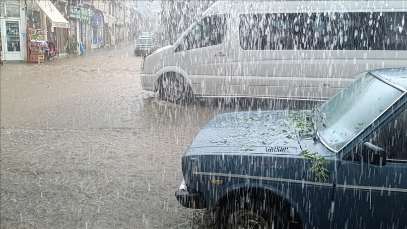 Bayram havası kısa sürdü: Peş peşe uyarıların ardından cadde ve sokaklar göle döndü - Resim : 12