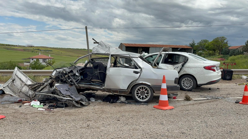 Kırıkkale'de feci kaza: Hurdaya dönen otomobillerde 2 ölü - Resim : 2