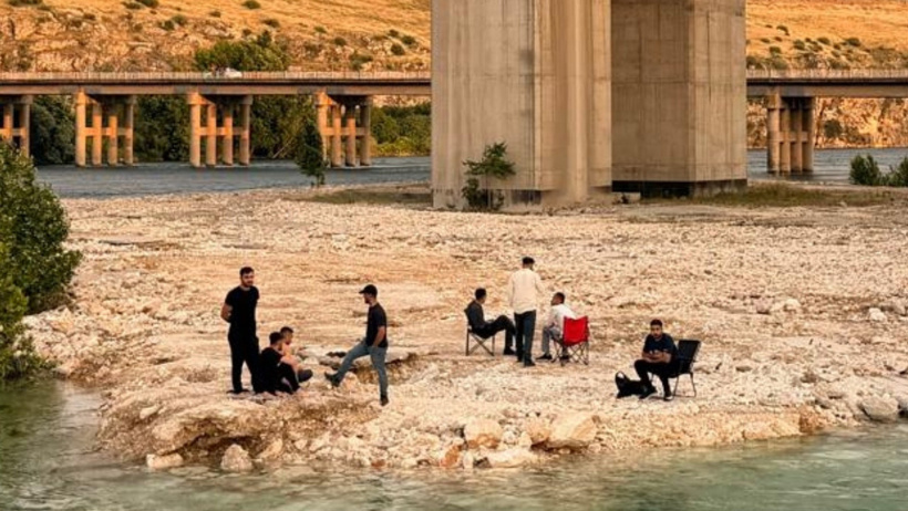 Baraj kapakları açıldı, Fırat nehri taştı: 8 kişi adacıkta mahsur kaldı - Resim : 3