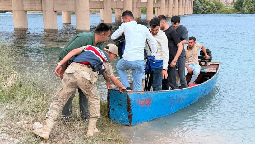 Baraj kapakları açıldı, Fırat nehri taştı: 8 kişi adacıkta mahsur kaldı - Resim : 4