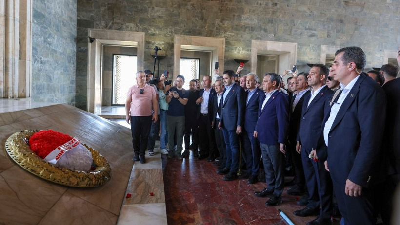 Anıtkabir'de Özgür Özel'e 'çelenk' engeli! 'Genel Başkan' yazısına müdahale edildi - Resim : 5