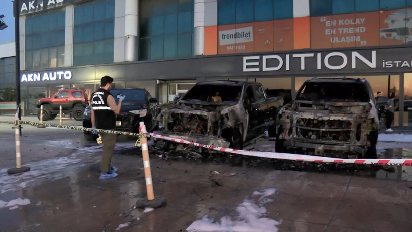 50 milyon lira kül oldu: Bakırköy'de lüks araçlar alevlere teslim - Resim : 2