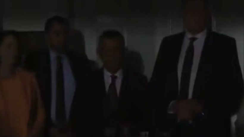 Özgür Özel ve SPD heyeti açıklama yaparken bir anda elektrikler kesildi! - Resim : 2