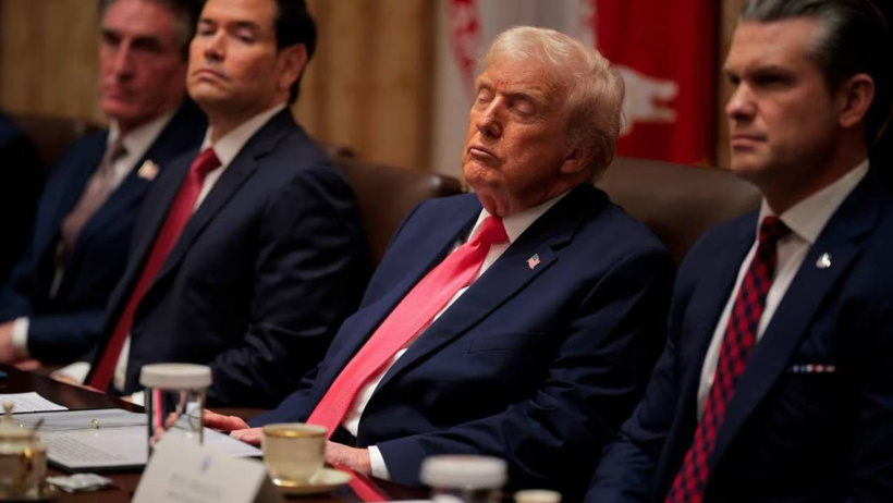 Koltuğunda yana kaydı, gözleri kapandı! Trump'ın o anları Oval Ofis'te kriz çıkardı - Resim : 2