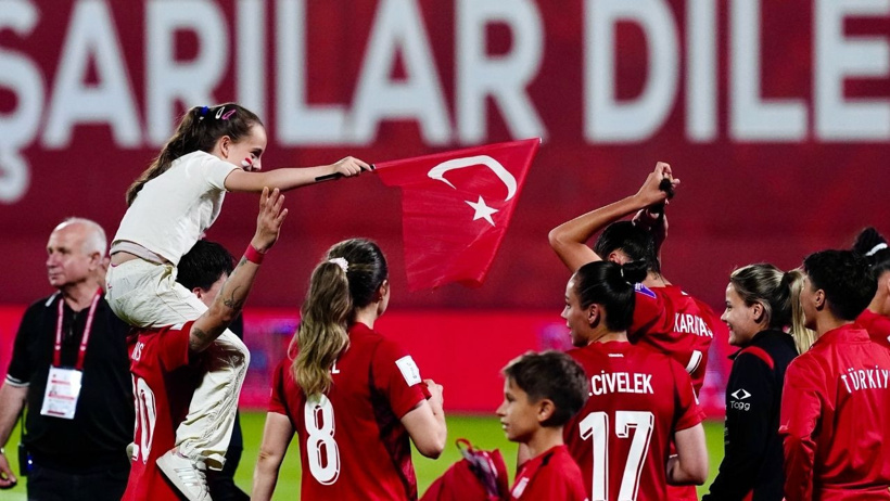 Milli takım garantiledi futbolcular havalara uçtu - Resim : 2
