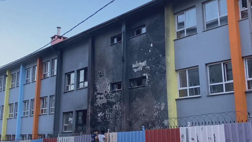 3 katlı okul binasında yangın çıktı! Korkutan yangın söndürüldü - Resim : 3