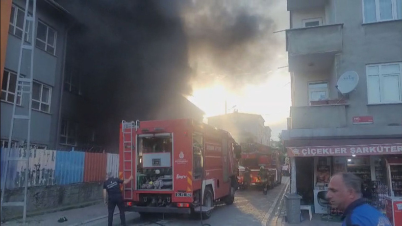 3 katlı okul binasında yangın çıktı! Korkutan yangın söndürüldü - Resim : 2