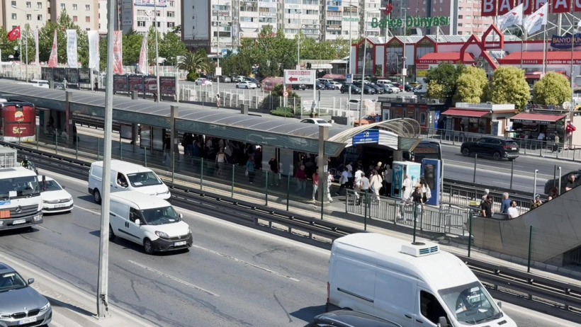 Metrobüste başlayan ‘yan bakma’ tartışması cinayetle bitti: Baba ve oğlu adliyeye sevk edildi - Resim : 1