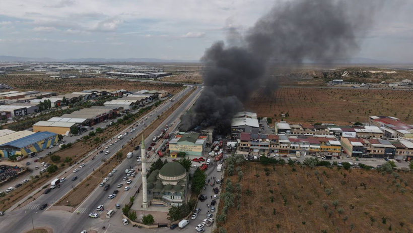Konya'da yatak fabrikasında yangın: TOMA'lar devreye girdi, 1 itfaiyeci yaralandı! - Resim : 1