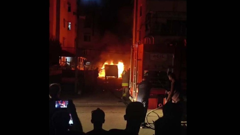 Gece yarısı alevleri görenler itfaiyeyi aradı: Park halindeki otomobil alev alev yandı! - Resim : 1
