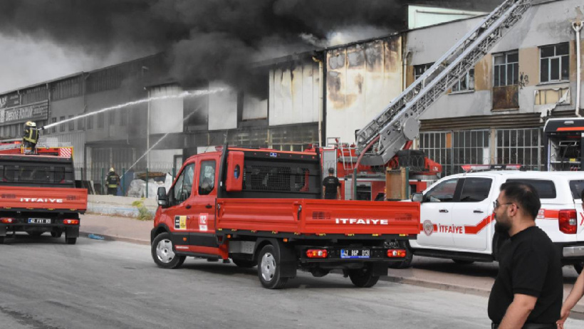 Konya'da yatak fabrikasında yangın: TOMA'lar devreye girdi, 1 itfaiyeci yaralandı! - Resim : 3