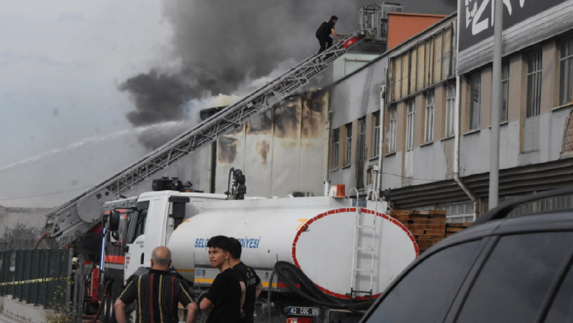 Konya'da yatak fabrikasında yangın: TOMA'lar devreye girdi, 1 itfaiyeci yaralandı! - Resim : 6
