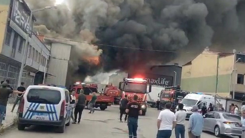 Konya'da yatak fabrikasında yangın: TOMA'lar devreye girdi, 1 itfaiyeci yaralandı! - Resim : 2