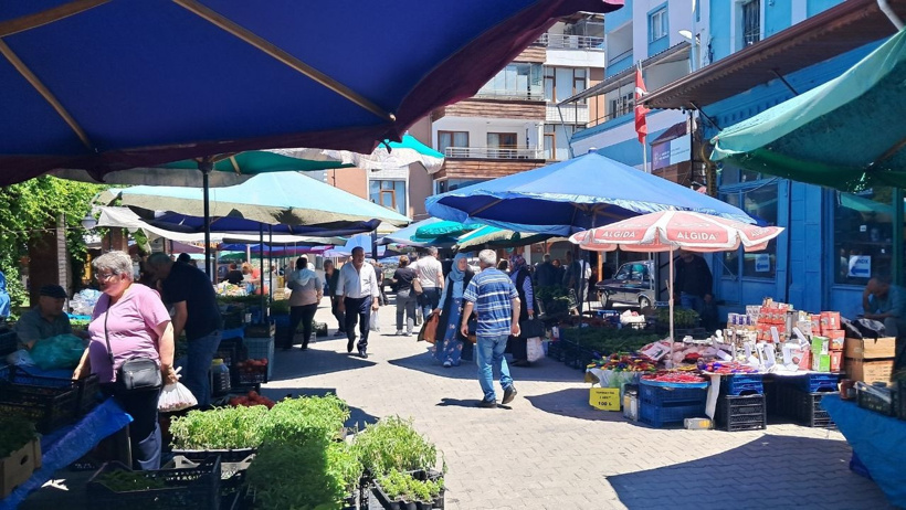 Pazarda tezgah açmak zorunda kalan emekli: Komşudan aldığım peynirle karnımı doyurmaya çalışıyorum - Resim : 1