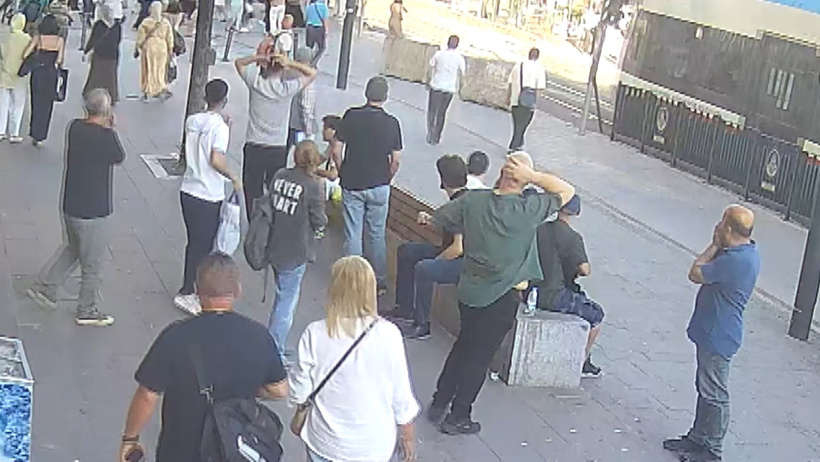 İstanbul'daki korkunç olayın görüntüleri ortaya çıktı: 6 yaşındaki çocuk tramvayın altında can verdi - Resim : 1