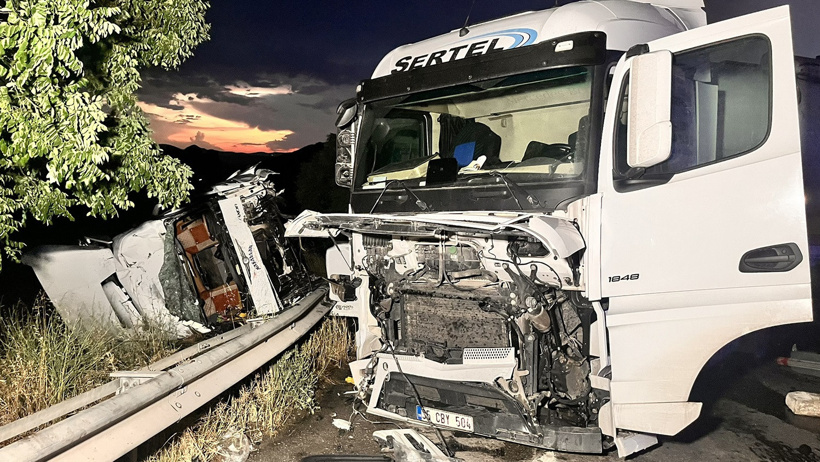 Manisa'da feci kaza! İki TIR çarpıştı, kupa araçtan ayrıldı: 2 yaralı - Resim : 1