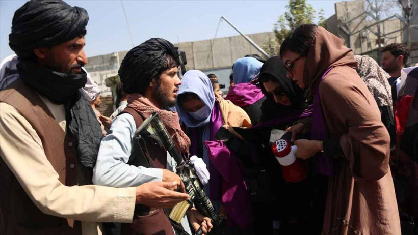 Kadınlar Afganistan'da Taliban'a karşı ayaklandı! Başörtüsü zorunluluğuna karşı eylemde 2 kadın öldürüldü - Resim : 3