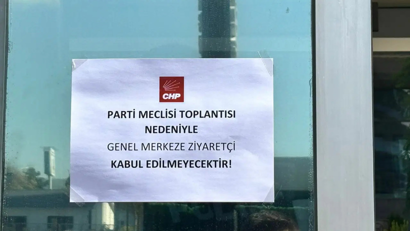 CHP Genel Merkezi'nin kapısına yasak yazısı asıldı: PM toplantısı öncesi karar alındı - Resim : 1