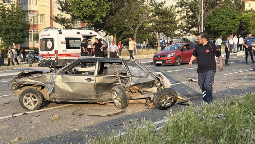 TIR’la çarpışan otomobil takla atıp karşı şeride geçti; 1 ölü, 2 yaralı - Resim : 1
