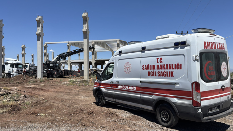 İnşaat işçisi tonlarca ağırlıktaki beton blokun altında ezilerek can verdi! - Resim : 1