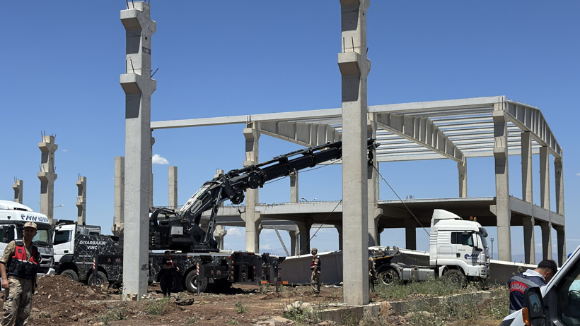 İnşaat işçisi tonlarca ağırlıktaki beton blokun altında ezilerek can verdi! - Resim : 2