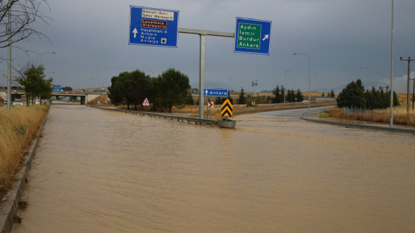 Manisa ve Denizli'yi sağanak vurdu! Hem yol kapandı hem tarım arazileri sular altında kaldı - Resim : 1