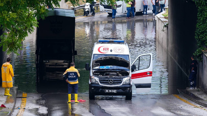 Ankara’da sağanak felaketi! Yol çöktü, cadde ulaşıma kapandı - Resim : 2