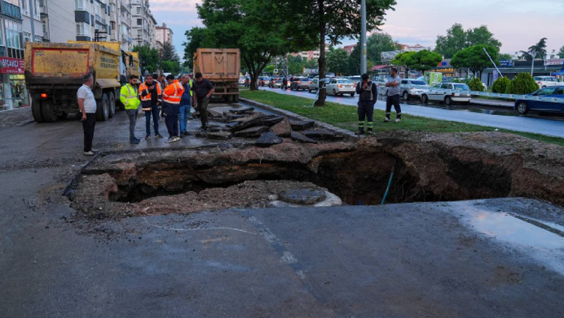 Ankara’da sağanak felaketi! Yol çöktü, cadde ulaşıma kapandı - Resim : 1
