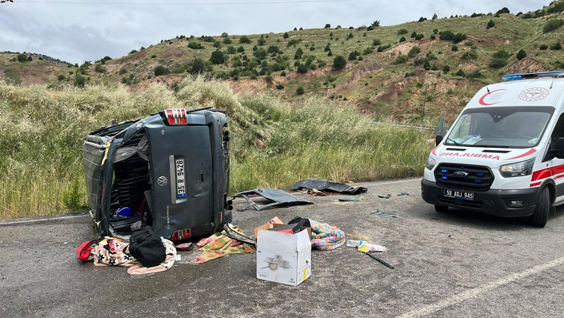 Sivas'ta hafif ticari araç devrildi: Ölü ve yaralılar var - Resim : 2