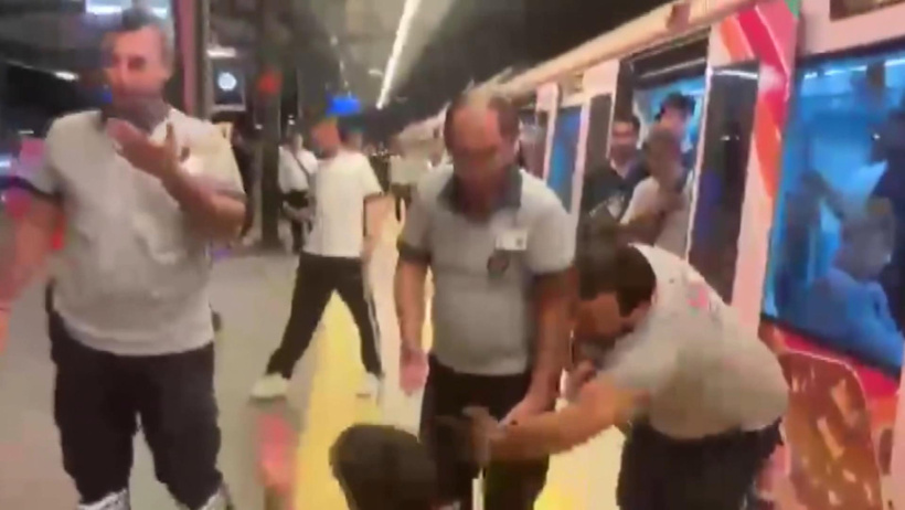 Marmaray'da yumruklu kavga! Güvenliğe saldırdılar, yumruk yiyen temizlik görevlisi tokat attı! - Resim : 1