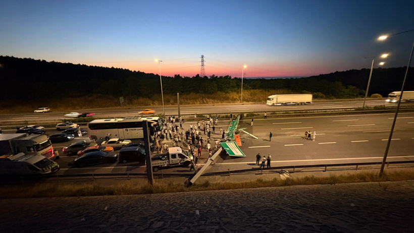 Sarıyer'de hafriyat kamyonu tabelaya çarptı! Yol kapandı - Resim : 3