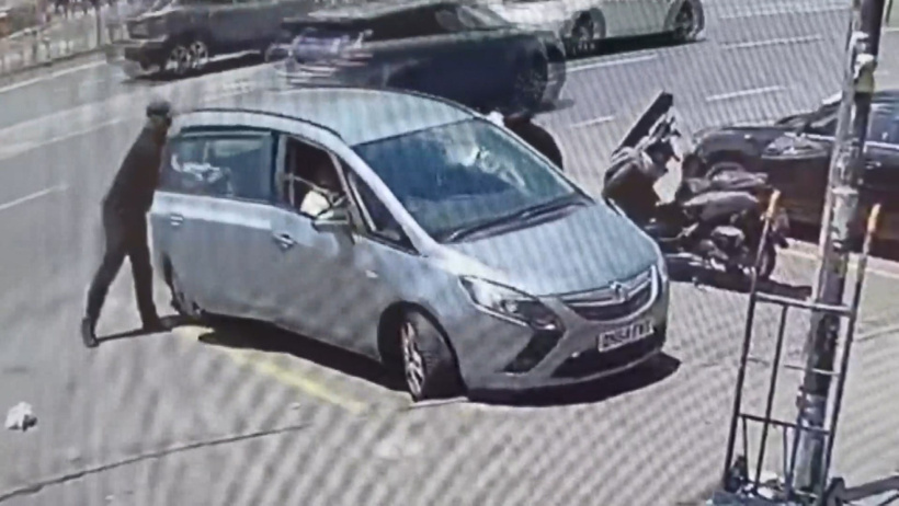 Rumen turiste arabasında otururken akılalmaz tuzak! Paraları alıp boş çantayı geri bıraktılar - Resim : 1