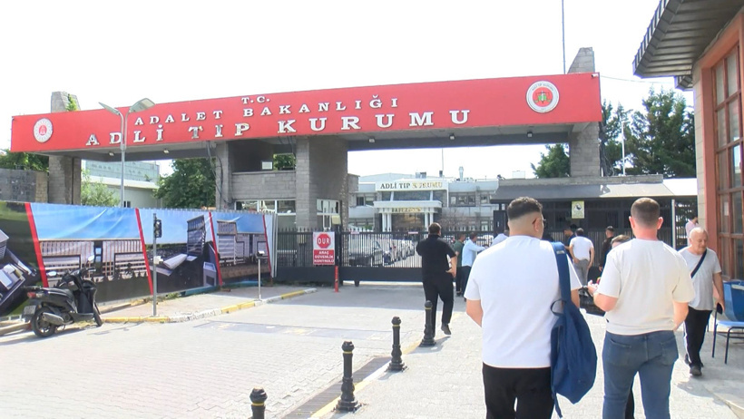 Ece İrtem’in cenazesi babasına teslim edildi! Oyuncu arkadaşları Adli Tıp önünde toplandı - Resim : 5