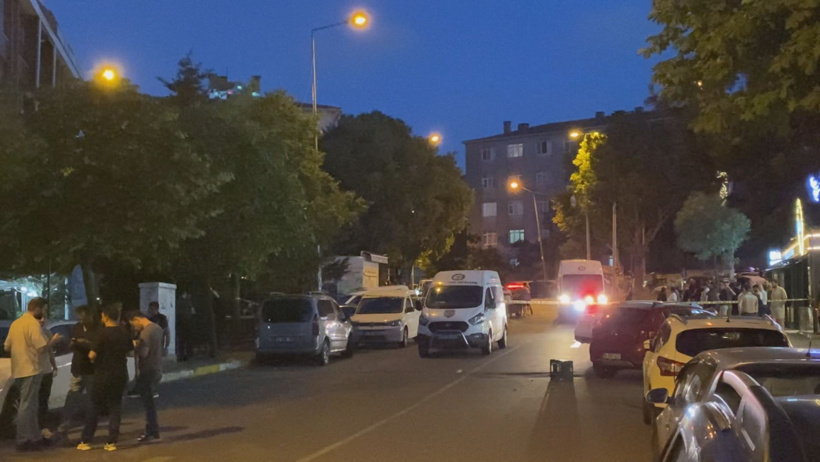 Eyüpsultan'da parkın önünde oturanlara kurşun yağdırdılar: 5 yaralı! Saldırı aracı yakılmış halde bulundu - Resim : 1