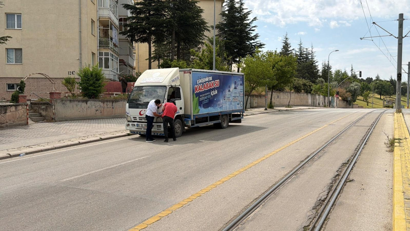Eskişehir'de yürek yakan kaza: Annesinin yanında kamyon çarptı - Resim : 1