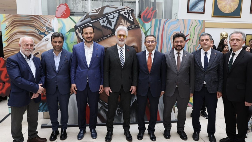 Bakanlık bürokratı Tamer Kardağlı AKP'li yöneticilerle çarşı pazar gezmesine çıktı - Resim : 1