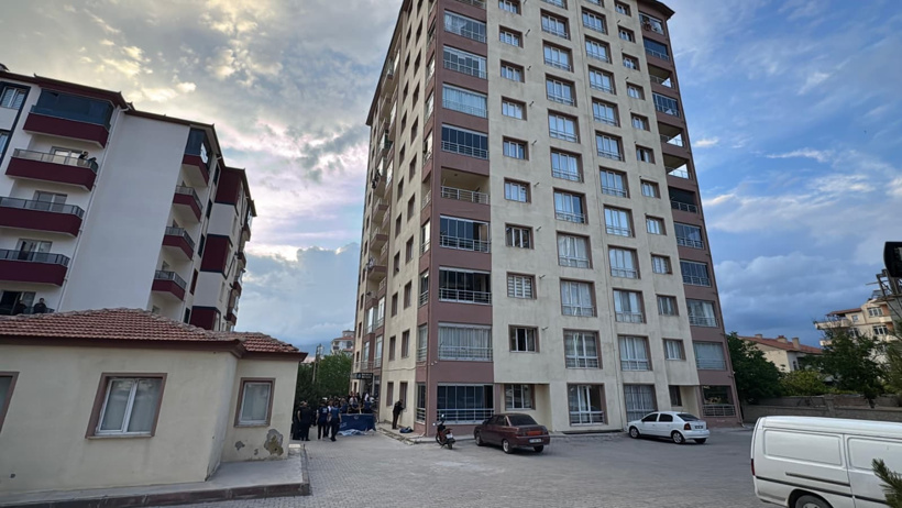 20 yaşındaki genç, 10'uncu katın penceresinden düşerek hayatını kaybetti: Polis soruşturma başlattı - Resim : 1