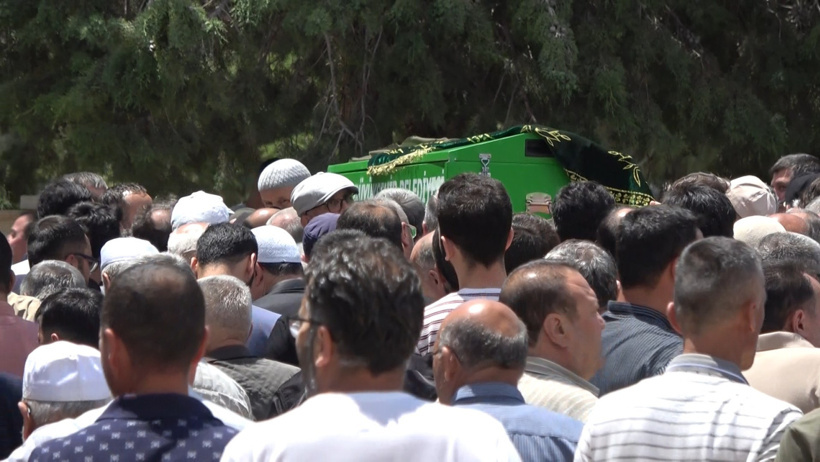 Isparta'da devrilen tur midibüsünde hayatını kaybedenler toprağa verildi - Resim : 2