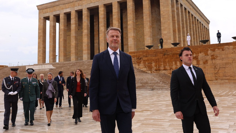AB Büyükelçisi Aivo Orav Anıtkabir’i ziyaret etti: 'Mustafa Kemal Atatürk'e en derin saygılarımla' - Resim : 1