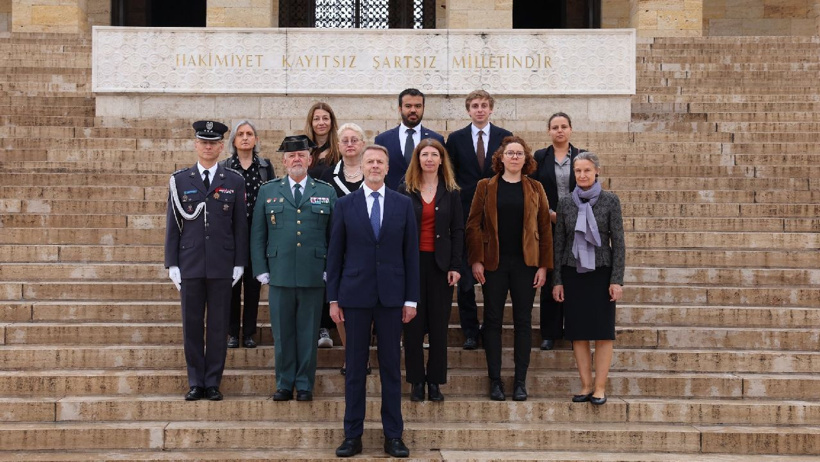 AB Büyükelçisi Aivo Orav Anıtkabir’i ziyaret etti: 'Mustafa Kemal Atatürk'e en derin saygılarımla' - Resim : 2