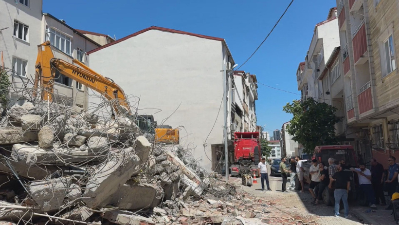 Yıkımı yapılan apartman yan binaya devrildi: Şikayet ettik ama dinleyen olmadı - Resim : 1