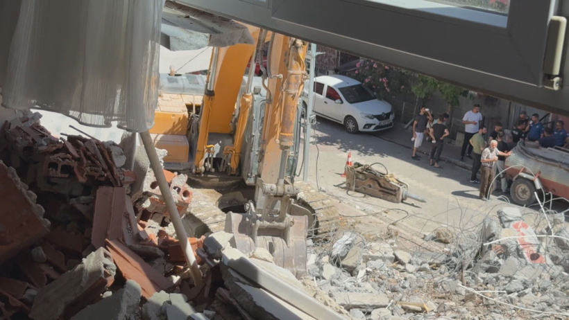 Yıkımı yapılan apartman yan binaya devrildi: Şikayet ettik ama dinleyen olmadı - Resim : 3