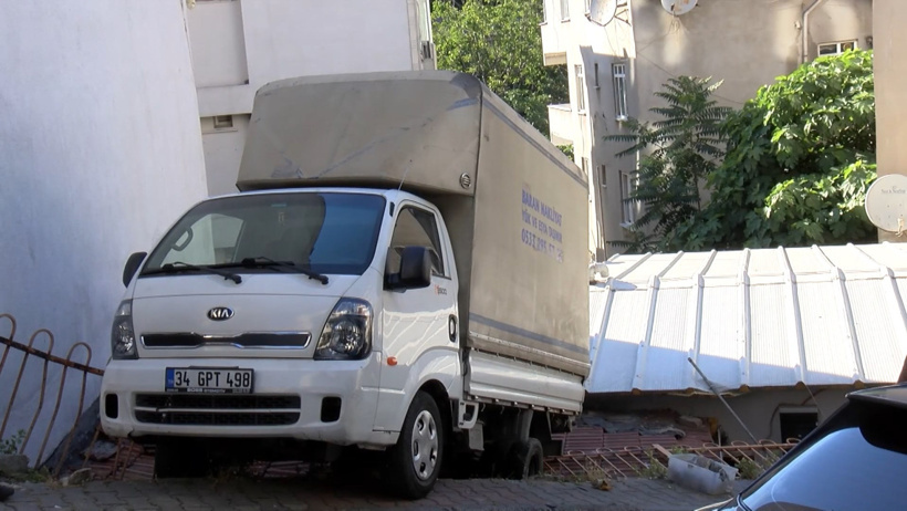 Yokuşu çıkamayan nakliye kamyonu gecekondu çatısına düştü - Resim : 1