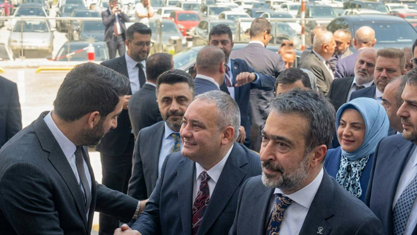 Son dakika | 3 belediye başkanına AKP rozeti takıldı: Mesut Özarslan, Erdoğan'ın elini öptü - Resim : 1