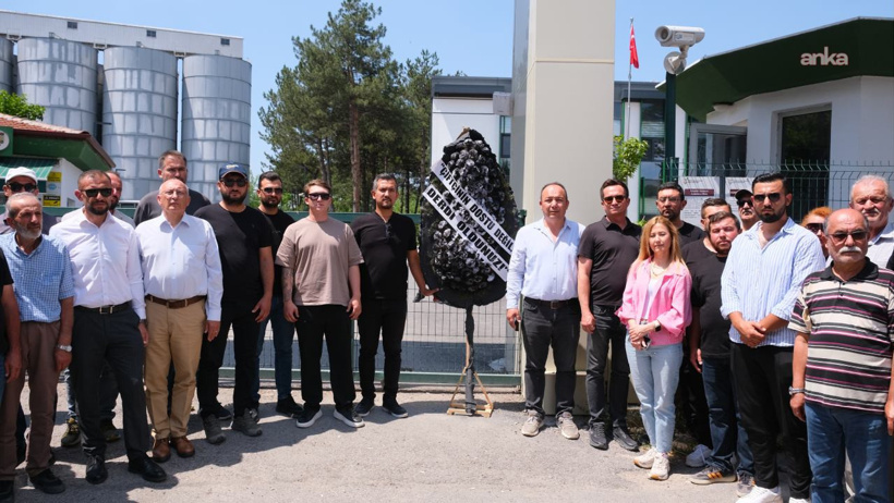 TMO önünde siyah çelenkli protesto: 'Çiftçinin dostu değil, derdi oldunuz!' - Resim : 1